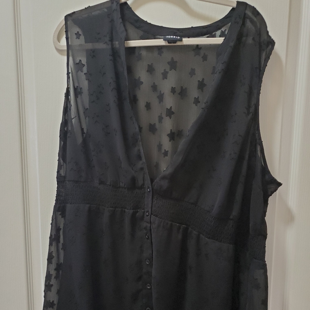 Torrid sz 3 button  down  black star tank